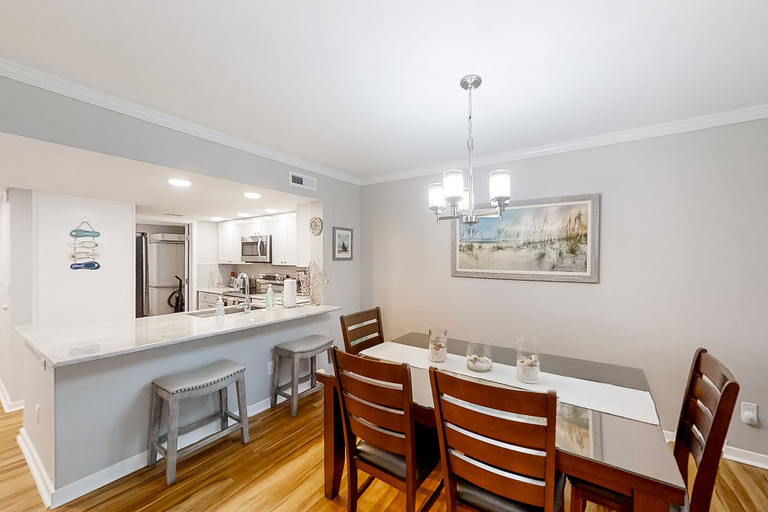 Room 4, Beach Wood Wonder With Pool Access - Walk to Ocean, Nassau