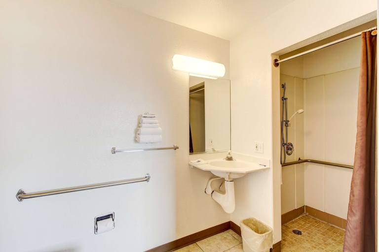 Bathroom 4, Motel 6 Amherst, OH - Cleveland West - Lorain, Lorain
