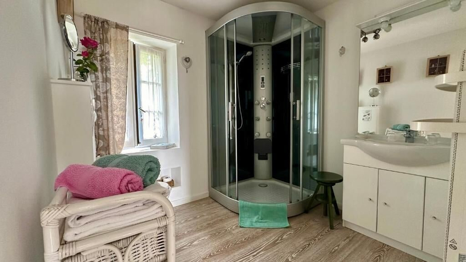 Bathroom 5, Clos Beldane, Charente