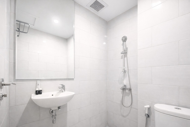 Bathroom 4, Magnificent Studio with Mall Access at Benson Supermall Mansion Apartment By Travelio, Surabaya