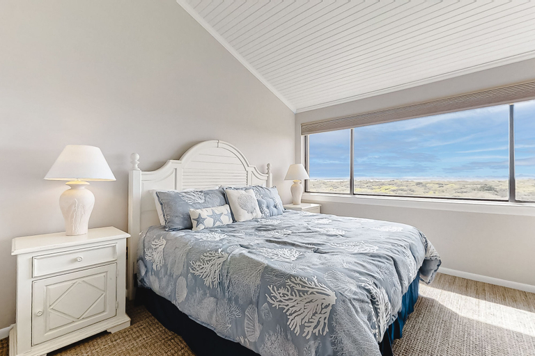 Room 4, Oceanfront Condo With Balcony, Water Views, AC & Outdoor Pool, Nassau