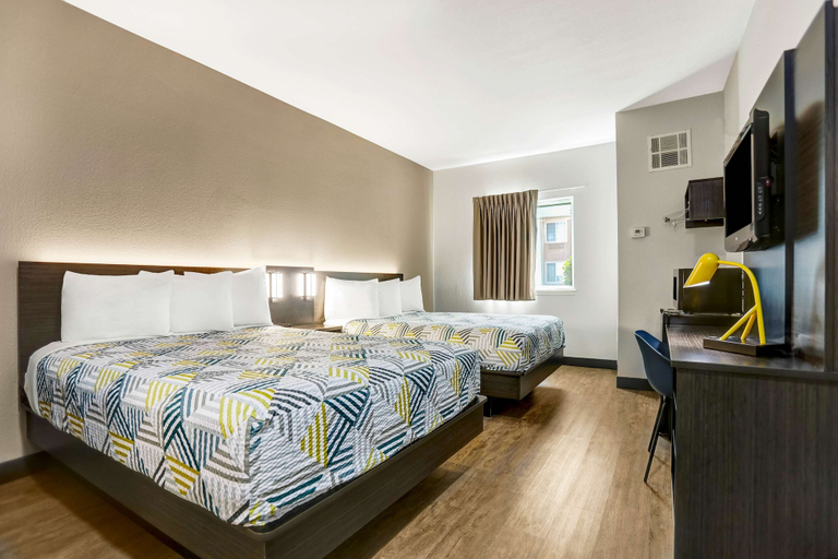 Bedroom 4, Motel 6 Weatherford, TX, Parker