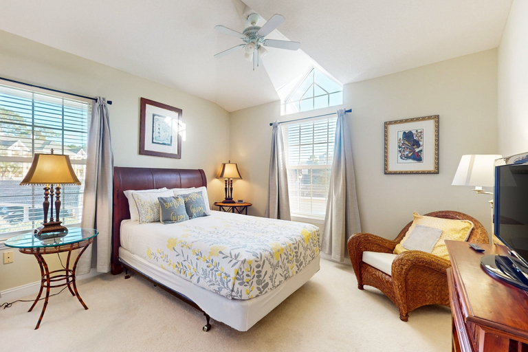 Room 5, Spacious Condo With Pool, hot tub and Private Washer/dryer, Saint Johns