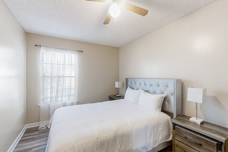 Room 4, Spacious and Quiet Home With Private Patio & Enclosed Yard, Duval