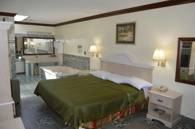 Bedroom 3, Economy Inn - Akron, Summit