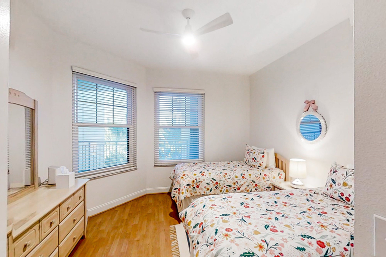 Room 2, Beautiful Oceanfront Getaway W/shared Pool, Central AC, Elevator, & W/D, Nassau