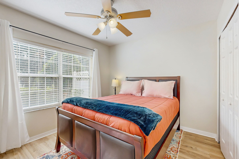 Room 4, Spacious Townhouse With Private Balcony, Waterview, Pool and Wifi, Flagler