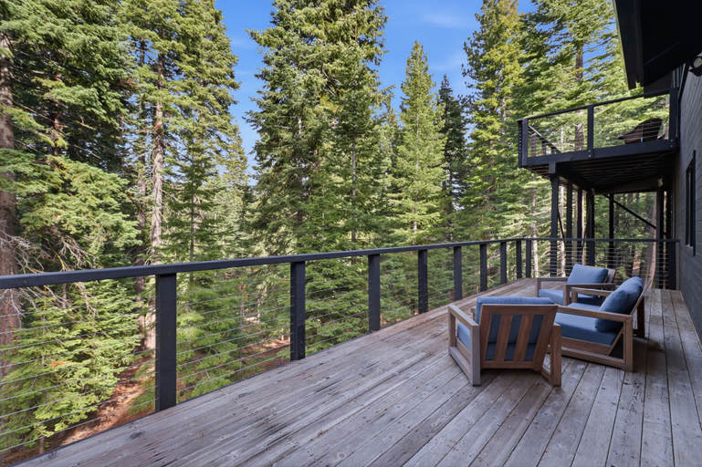 Property grounds, Sierra Sanctuary With Hot Tub 5 Bedroom Home, Nevada