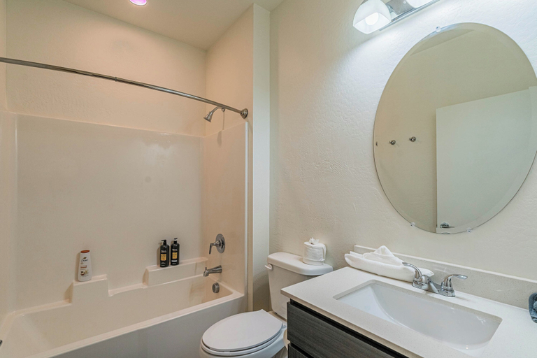 Bathroom 5, Lotus 3206, Maricopa