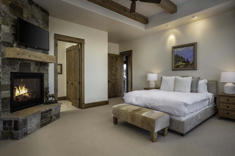 Room 4, 30 Spur Road 6 Bedroom Home by Moonlight Basin Lodging, Madison