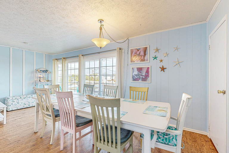 Room 5, Serene 2-level Home With Wifi & Deck - Walk to Beach, 1 dog Welcome, Saint Johns