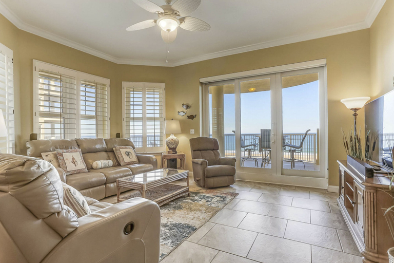 Living area 3, Oceanfront 5th-floor Condo With Balcony, Gorgeous Views & Pool Access, Nassau