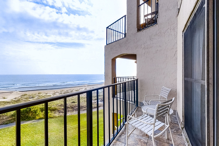 View from room, Attractive Home Steps From Ocean With Pool, Central AC, Deck & Fast Wifi, Nassau