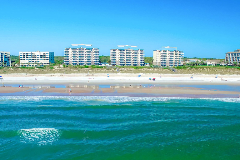 Beach 3, Luxurious Oceanfront Condo With Private Balcony, 2 Pools, and Beach Access, Nassau