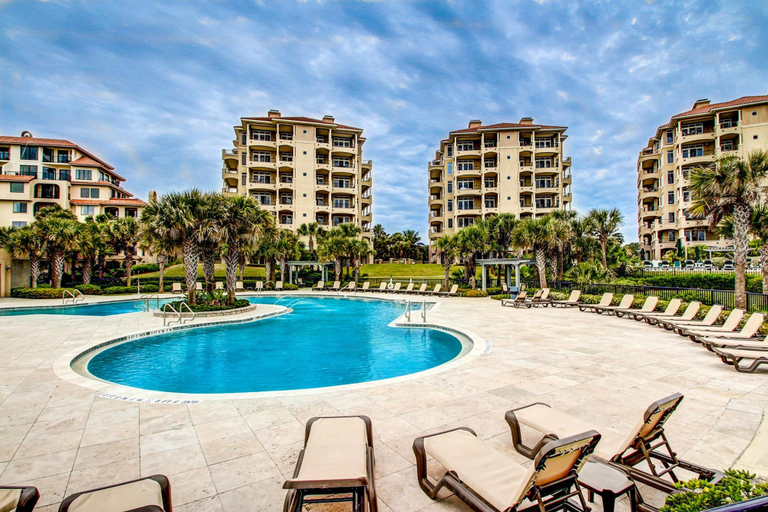Pool, Dog-friendly Condo Steps to Beach wth Pool, AC & Elevator, Nassau