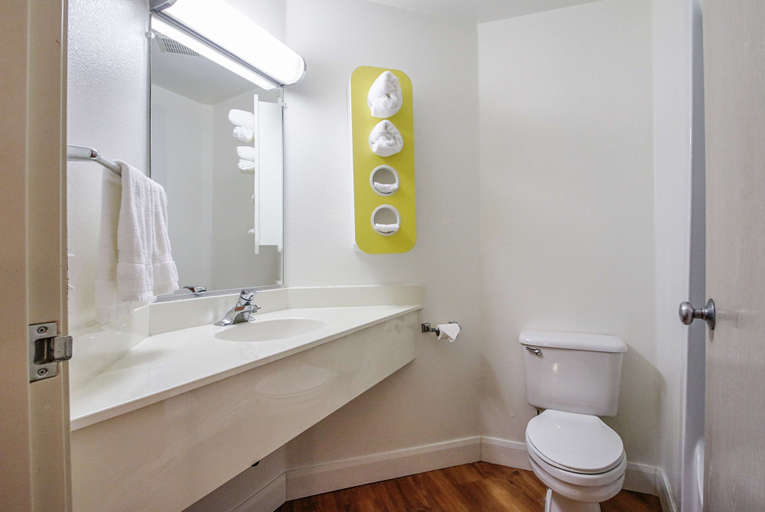 Bathroom 4, Motel 6 Nephi, UT, Juab
