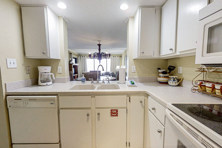 Private kitchen 3, Oceanfront Condo With Pool & Tennis - Balcony, AC, Wifi & Washer/dryer, Nassau