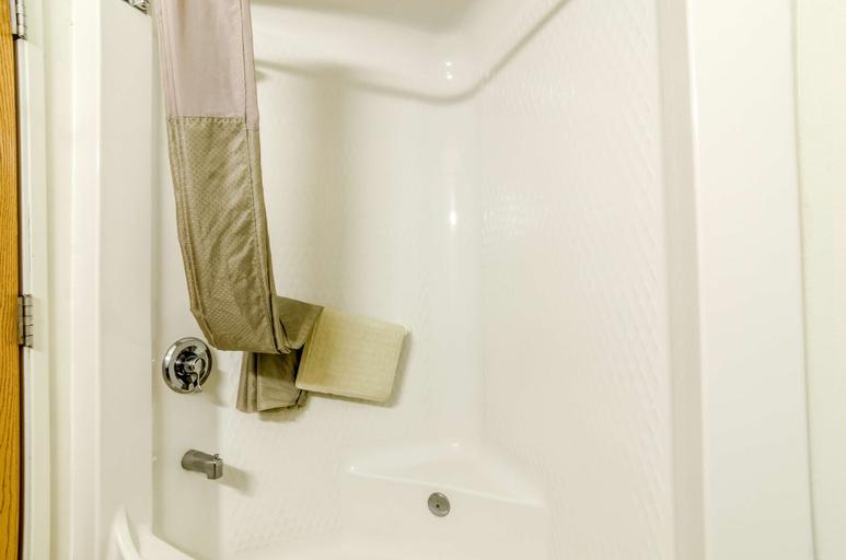 Bathroom 4, Motel 6 Kearney, NE, Buffalo