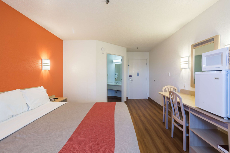 Bedroom 3, Motel 6 Dale, IN, Spencer