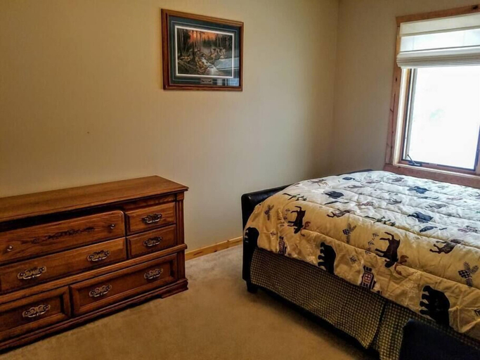 Room 2, Minocqua Lake Condo B10, Oneida