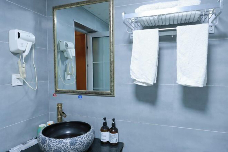 Bathroom, Phoenix Yue Slow River View Inn, Xiangxi Tujia and Miao