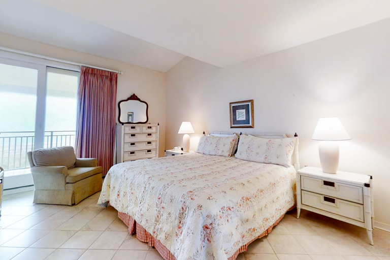 Room 5, Oceanfront Condo With Spacious Balcony, Great Views, AC & Outdoor Pooloc, Nassau