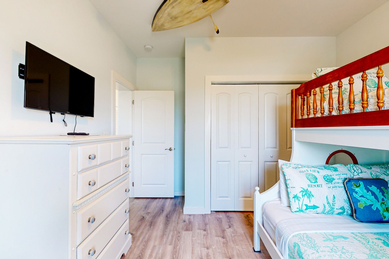 Room 2, Charming Home Steps From the Beach With Enclosed Yard and Grill - Dog-friendly, Saint Johns
