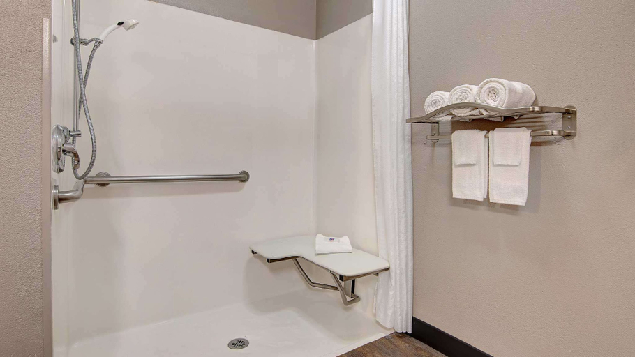 Bathroom 4, Motel 6 Gainesville, GA, Hall