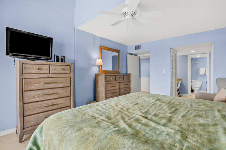 Room 2, Oceanfront Condo With Balcony, AC, Views & Outdoor Pool - Dog-friendly, Nassau