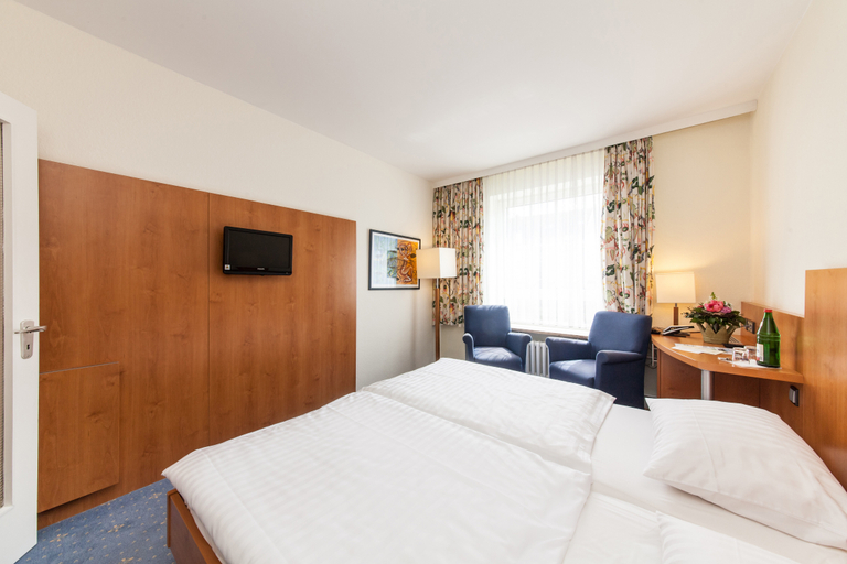 Bedroom 3, Signature Hotel Drei Kronen, Pinneberg