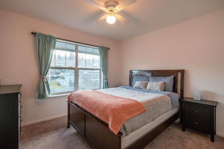 Room 4, The Hood River Condominiums, Hood River