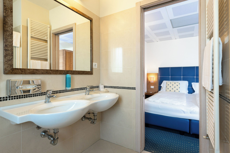 Bathroom 4, Hotel Arena, Brescia