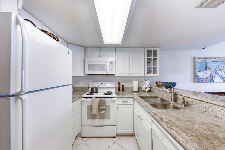 Private kitchen 5, Ocean View Condo w/ Direct Beach Access & Shared Swimming Pool/tennis, Saint Johns