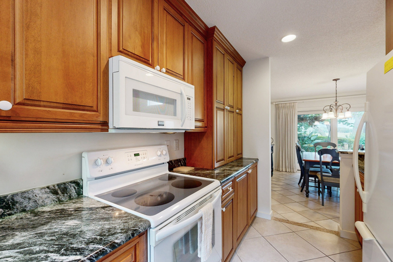 Private kitchen 5, Golf-course-front Amelia Island Townhome With Patios, Fast Wifi & Shared Pool, Nassau