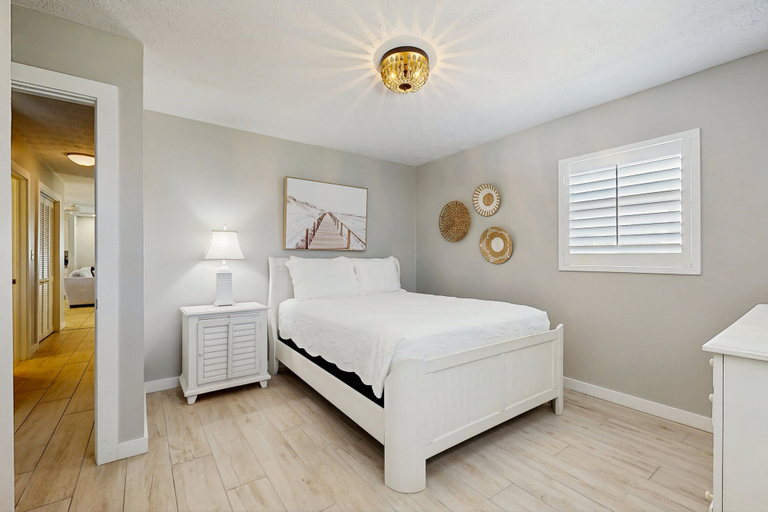 Room 2, Spacious Beach House With Private Pool, Firepit and Enclosed Yard, Saint Johns