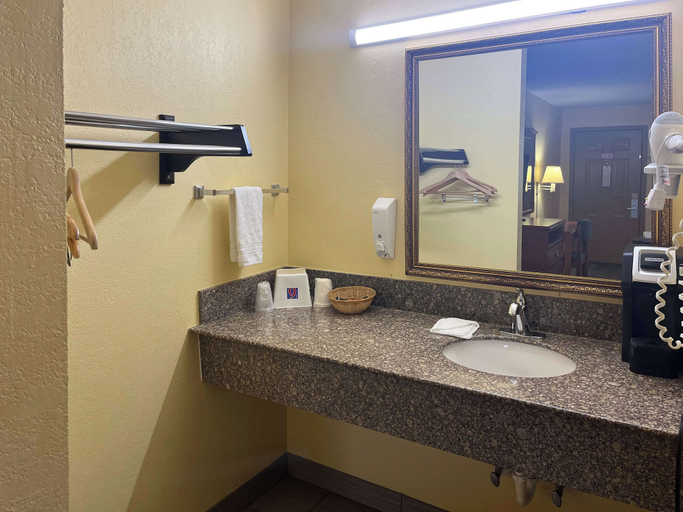 Bathroom 5, Motel 6 Morrilton, AR, Conway