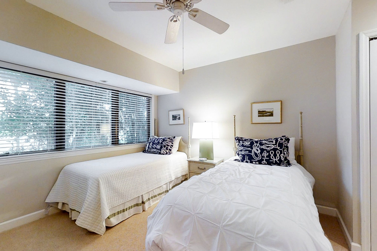 Room 2, Updated & Lovely Villa With AC - Steps From Pool & Beach, Nassau