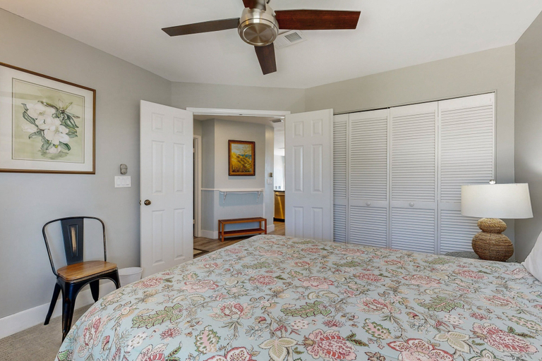 Room 5, Lovely Oceanfront Townhouse in Summer Beach Village W/shared Pool, Central AC, Nassau
