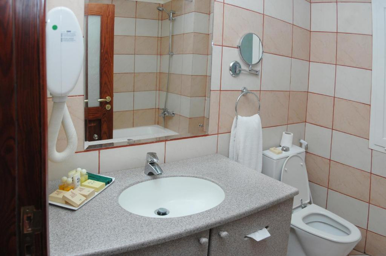 Bathroom 5, Al Liwan Suites Doha, Doha