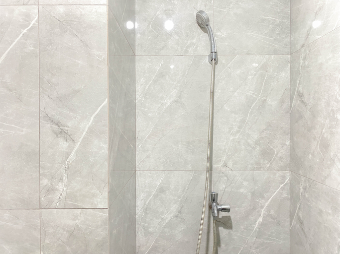 Bathroom 2, Modern Japandi Studio at Sayana Bekasi Apartment By Travelio, Bekasi