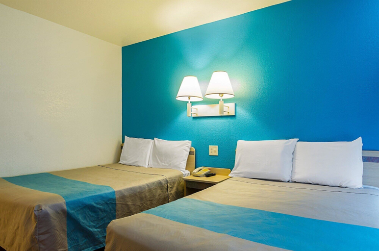 Bedroom 3, Motel 6 Mitchell I-90, SD, Davison
