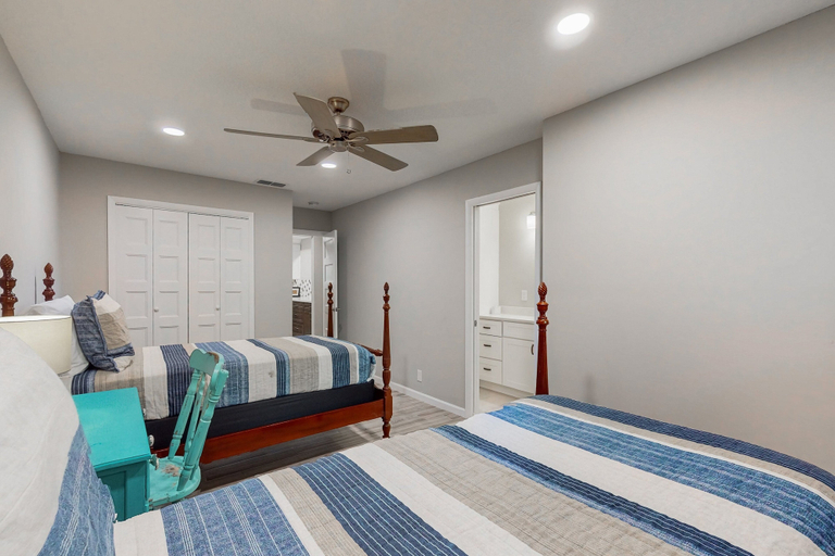 Room 5, Updated House With Enclosed Yard, Patio, Central AC, & Washer/dryer, Duval
