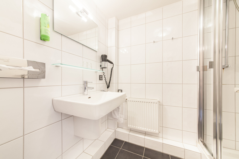 Bathroom, Signature Hotel Drei Kronen, Pinneberg