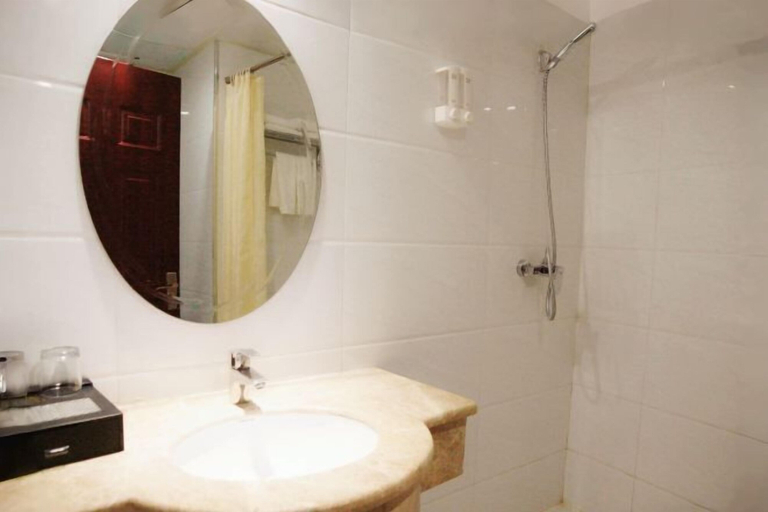 Bathroom 4, Xinranlin Hostel, Ürümqi