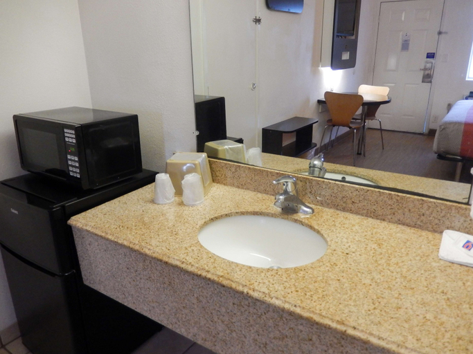 Bathroom 4, Motel 6 Clute, TX, Brazoria