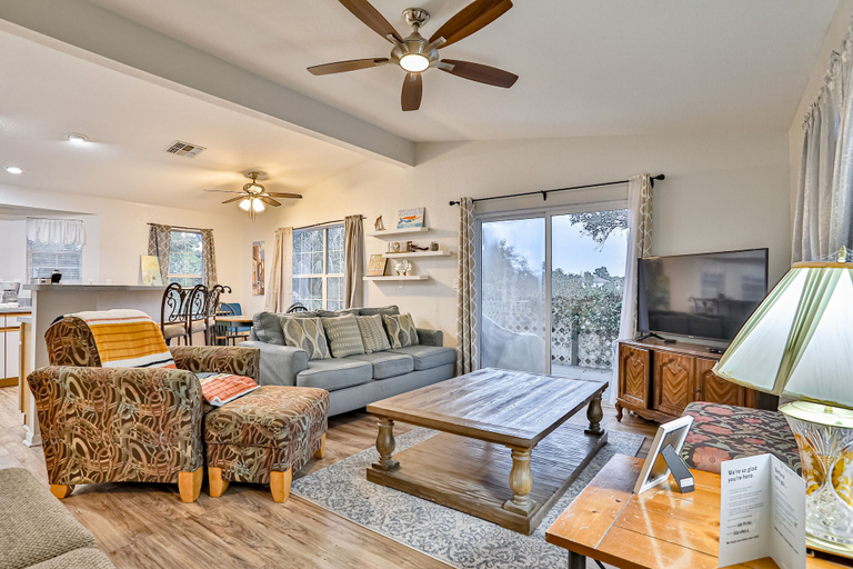 Living area 4, Home With Enclosed Yard, Fire Pit, Wifi, W/d, & AC - Great Location, Saint Johns