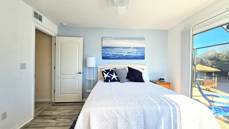 Room 2, Captain's Key Waterside Retreat - Boat Dock! Awesome Pool!, Flagler