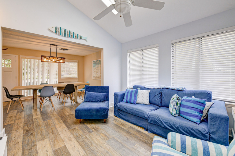 Living area 2, Sleek Golf-front Condo With a Washer/dryer, Deck, & Central AC - dog Friendly, Glynn