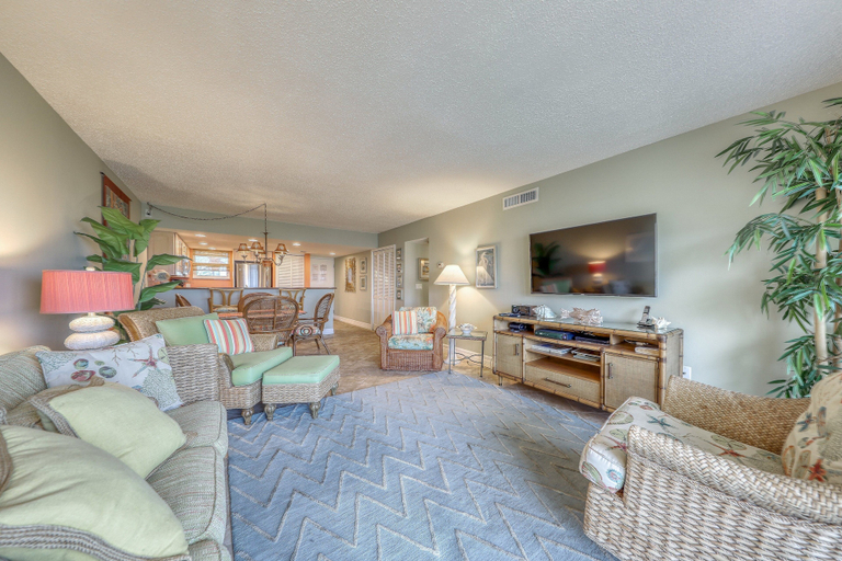 Living area 2, Island-themed Living With Furnished Patio, Shared Pool & Beach Access, Saint Johns