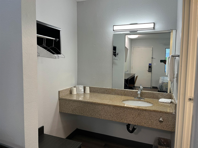 Bathroom 4, Motel 6 Elkton, MD, Cecil